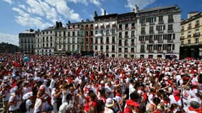 Des festivaliers participent à la 92ème édition des Fêtes de Bayonne, à Bayonne le 11 juillet 2024