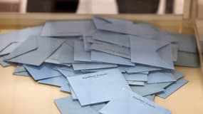 Une urne remplie de bulletins à Cucq (Pas-de-Calais), le 7 juillet 2024