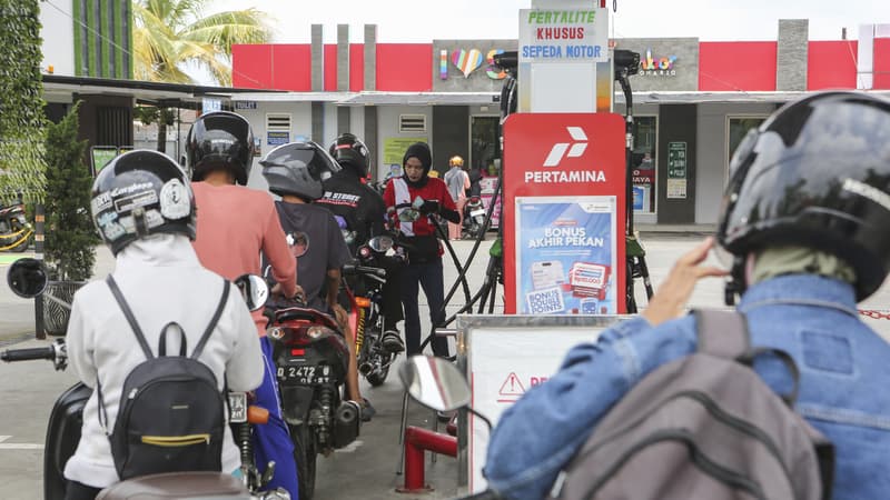 Malgré des finances publiques en berne, l'Indonésie annonce un blocage du prix des carburants