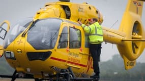 Le prince William, duc de Cambridge, qui a pris ses nouvelles fonctions de pilote d'hélicoptère-ambulance, à l'aéroport de Cambridge le 13 juillet 2015