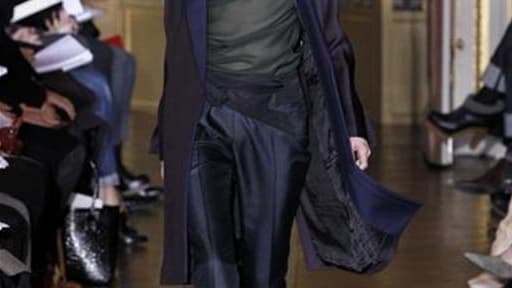 Chez Anne-Valérie Hash, le ton était à la sophistication pour sa collection de prêt-à-porter automne/hiver 2012-2013. La styliste, qui reste fidèle au masculin-féminin, a décliné avec grâce le smoking romantique et déstructuré. /Photo prise le 2 mars 2012