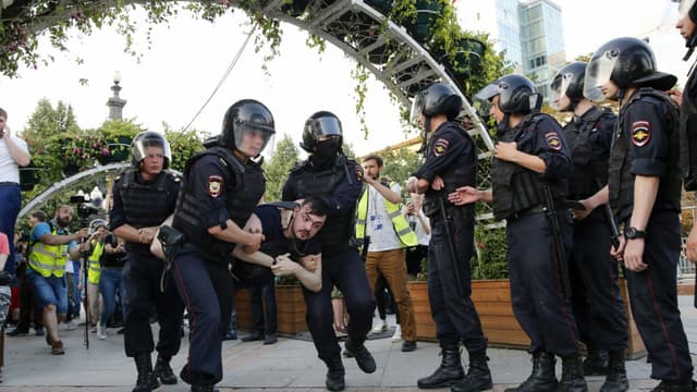 Un opposant arrêté pendant la manifestation non-autorisée à Moscou ce samedi. - Maxim ZMEYEV / AFP