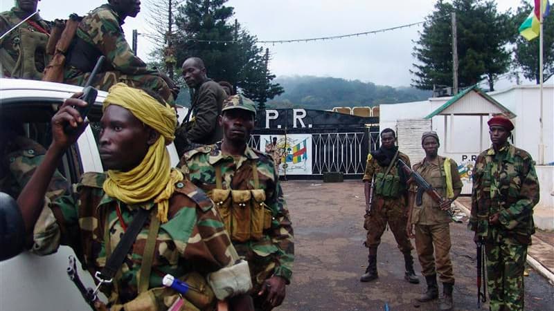 Combatants du Séléka, lundi, devant la palais présidentiel centrafricain, à Bangui. Pillards et hommes armés continuaient de sévir mardi dans les rues de Bangui où les rebelles et les soldats de la force régionale de maintien de la paix, la Fomac, tentaie