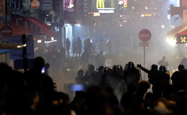 Les forces de l'ordre font face aux manifestants sur la place de la République, à Paris, ce 21 mars.