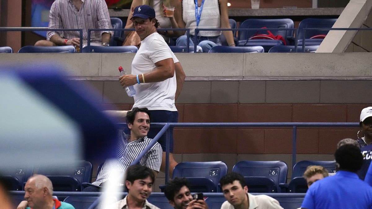 Le perturbateur, casquette bleue vissée sur la tête, quitte l'enceinte du court Arthur Ashe, mardi 5 septembre 2023