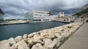 Le côté est du bassin J4 du Mucem, où devait prendre place la piscine naturelle dont le projet a finalement été reporté une seconde fois.