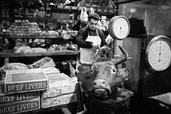 Un boucher des Halles en 1969 avant la fermeture du marché.