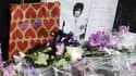 Des fleurs et des mots laissés en hommage à Prince à Minneapolis 