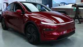 Un Tesla Model Y dans un showroom à Newx-York en février 2025, modèle qui devrait servir de base aux tests de voitures autonomes au Texas.