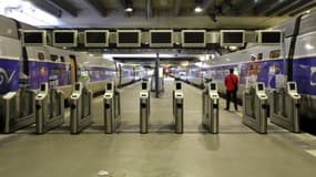 Avec ces portiques, les passagers doivent désormais scanner leur billet pour accéder au train.