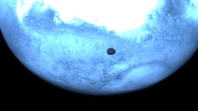 La surface de Mars et de sa lune Deimos, photographiées par la sonde Hera.