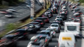 Des automobilistes patientent dans les bouchons sur une autoroute chargée.