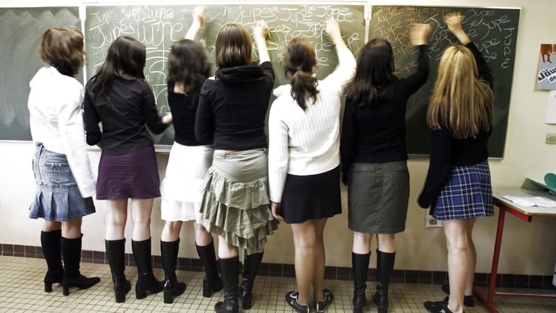 Des jeunes filles écrivent au tableau le 24 mars 2006 dans un lycée français, à l'occasion de la "Journée de la Jupe". (Photo d'illustration)