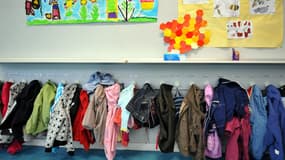 Cartables et vêtements accrochés dans le vestiaire d'une école de Caen le 2 septembre 2008. (Photo d'illustration)