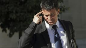 Manuel Valls a exclu toute régularisation massive d'immigrés en présentant au Sénat son projet de loi qui prévoit de remplacer la garde à vue des sans-papiers, devenue illégale, par une "retenue" pouvant aller jusqu'à seize heures. /Photo prise le 19 sept
