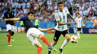 Benjamin Pavard (devant Angel Di Maria) lors de France-Argentine à la Coupe du monde 2018