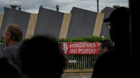 Des salariés rassemblés devant l'entrée des Fonderies du Poitou, le 12 juin 2020 à Ingrandes, dans l'ouest de la France