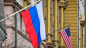 Un drapeau russe près de l'ambassade américaine à Moscou, le 18 mars 2021. PHOTO  D'ILLUSTRATION