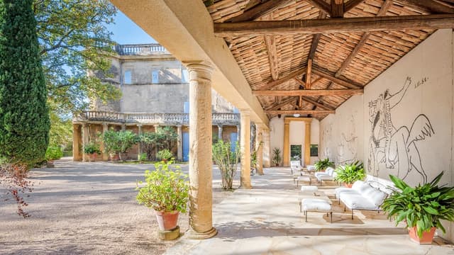 Ce château est à vendre.