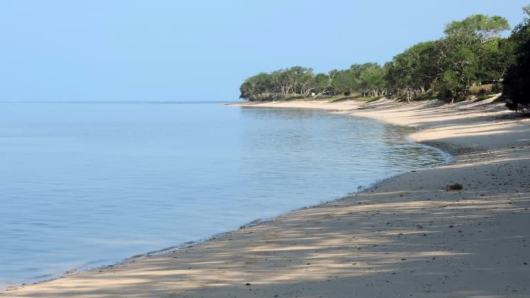 Une plage du Pacifique près de Bourail, en Nouvelle-Calédonie, le 11 mai 2016