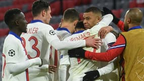 L'attaquant du Paris Saint-Germain, Kylian Mbappé (d), félicité par ses coéquipiers après avoir marqué le 3e but face au Bayern Munich, lors du quart de finale aller de la Ligue des Champions, le 7 avril 2021 à Munich