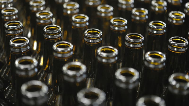 Un camion s'est renversé près de Saint-Brieuc avec 25 tonnes de packs de bière à son bord.