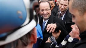 François Hollande s'est rendu vendredi à Florange, en Moselle, où le candidat socialiste à la présidentielle a promis de se mobiliser pour sauver le site menacé de fermeture. La journée a vu le duel entre Hollande et le président sortant, Nicolas Sarkozy,