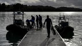 Des plongeurs sondent le lac d'Aiguebelette (Savoie) le 11 septembre 2017