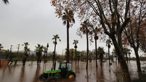 Un tracteur abandonné dans une zone inondée, au sud-est de la France, le 24 novembre 2019 (photo d'illustration)