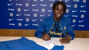 Romeo Lavia signant son contrat à Chelsea