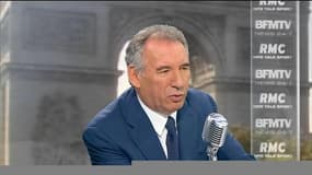 Bayrou: "Hollande continue à nommer les proches, les copains"