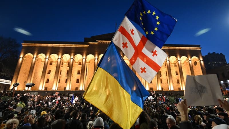 Des drapeaux ukrainien, géorgien et de l'Union européenne brandis devant le Parlement géorgien à Tbilissi le 8 mars 2023.