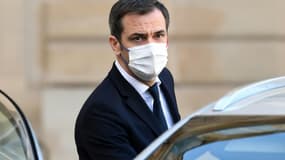 Le ministre de la Santé français Olivier Véran sort du palais de l'Elysée à Paris, le 8 décembre 2021