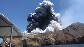Le volcan de White Island lors de son éruption, le 9 décembre 2019