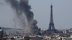 Une épaisse fumée se dégage du VIIe arrondissement de Paris, comme le montre cette photo de Témoin BFMTV.