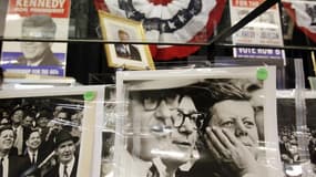 De nombreux objets témoignant de la vie quotidienne de John Fitzgerald Kennedy ont été vendus aux enchères dimanche aux Etats-Unis, près d'un demi-siècle après son assassinat le 22 novembre 1963. /Photo prise le 10 février 2013/REUTERS/Jessica Rinaldi