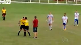 Brésil - L’arbitre sort un pistolet en plein match !