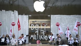 Attac manifeste devant l'Apple Store d'Aix-en-Provence, le 1er avril 2017