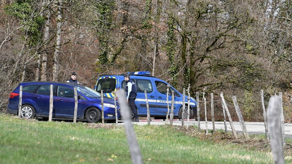 Des gendarmes le 29 mars 2018 lors d'une reconstitution du meurtre d'Arthur Noyer à Cruet, où ses ossements ont été retrouvés.