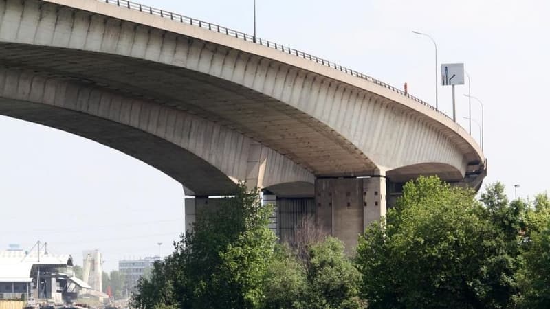 Le viaduc de Gennevilliers permet à l'autoroute A15 de franchir la Seine entre les communes d'Argenteuil et de Gennevilliers.