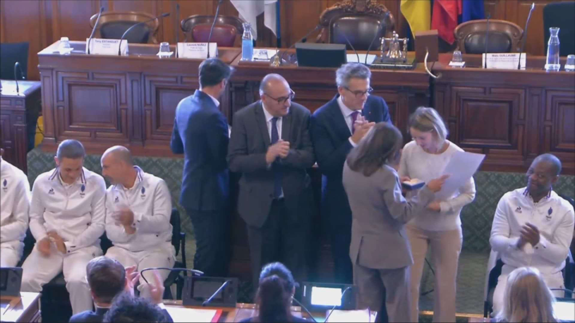 Anne Hidalgo remet les médailles de la ville de Paris aux plusieurs récipiendaires, le 8 octobre 2024, lors du Conseil de Paris. Anne Hidalgo remet les médailles de la ville de Paris aux plusieurs récipiendaires, le 8 octobre 2024, lors du Conseil de Paris.