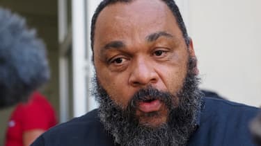 Dieudonné au sortir du tribunal de Chartres en juin 2020.