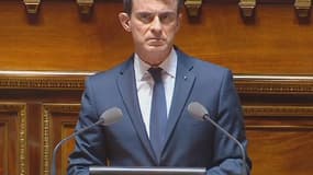 Manuel Valls a "profondément regretté" mercredi que le Sénat prenne le "contre-pied du consensus" sur l'inscription de la déchéance de nationalité dans la Constitution.