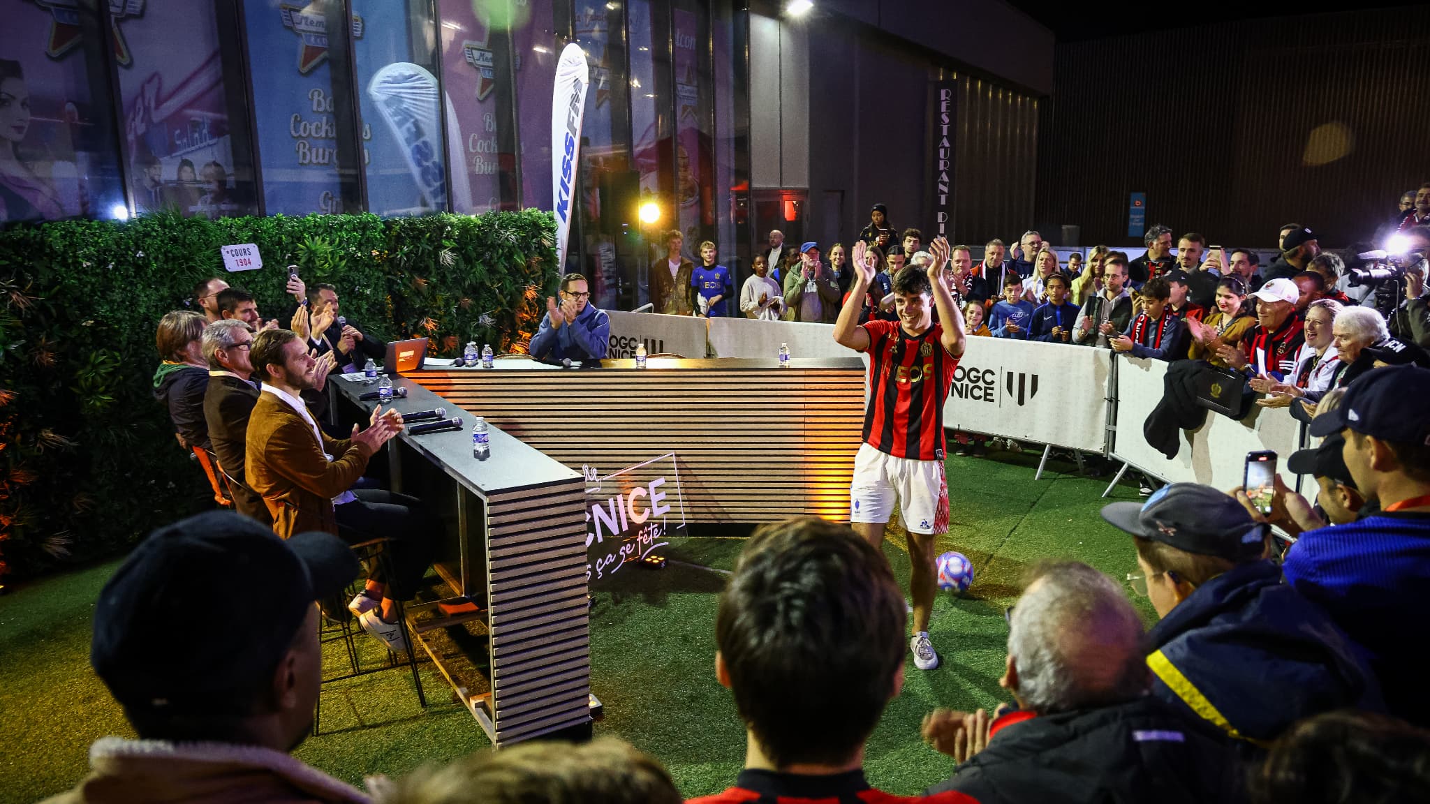 "MES PARENTS N'ÉTAIENT PAS RAVIS QUE LEUR FILS FASSE L'OTARIE": ON A RENCONTRÉ RENAUDINHO, FOOTBALLEUR FREESTYLE PRO ET STAR DES RÉSEAUX SOCIAUX