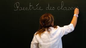 Une enseignante lors de la rentrée des classes dans une école primaire de l'Aisne, le 1er septembre 2015 (photo d'illustration).