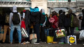 Des migrants en train de quitter un camp installé quai d’Austerlitz à Paris.