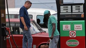 En décembre, le ministre de l'Economie, Alejandro Gil, avait reconnu que le gouvernement ne pouvait pas continuer à vendre du carburant à des prix "subventionnés", 