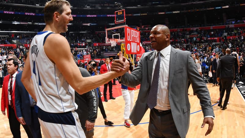 Doc Rivers salue Dirk Nowitzki pour ce qui sera peut-être le dernier match de l'Allemand sur le parquet des Clippers.