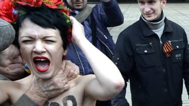 L'une des Femen, Marguerite, agressée par des manifestants pro-russes jeudi.