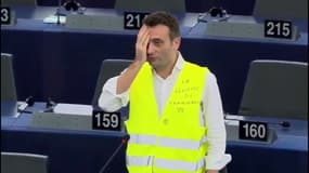 Florian Philippot s'affiche l’œil caché et vêtu d’un gilet jaune au Parlement européen